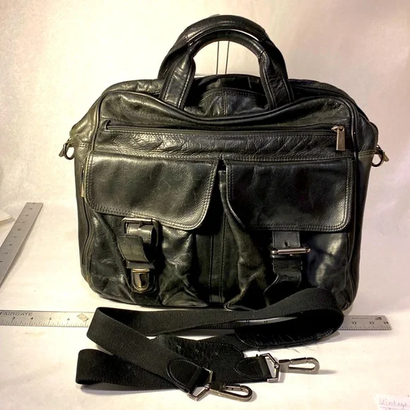 lululemon new shoulder bag Lululemon Mini Shoulder Bag 4 L Black NWT